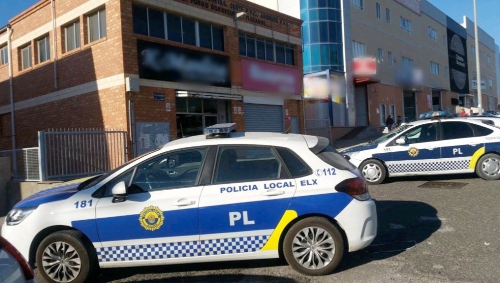 Vehículos de la Policía Local de Elche en el polígono industrial de Carrús