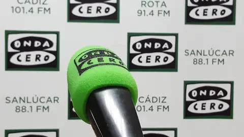 Micrófono Onda Cero Cádiz Micrófono de presentador en los estudios de Onda Cero en Cádiz. De fondo roll up de Cádiz y Rota.