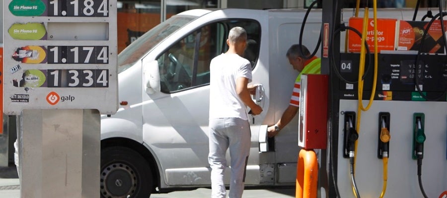 Imagen de archivo de un hombre repostando en una gasolinera española