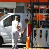 Imagen de archivo de un hombre repostando en una gasolinera española