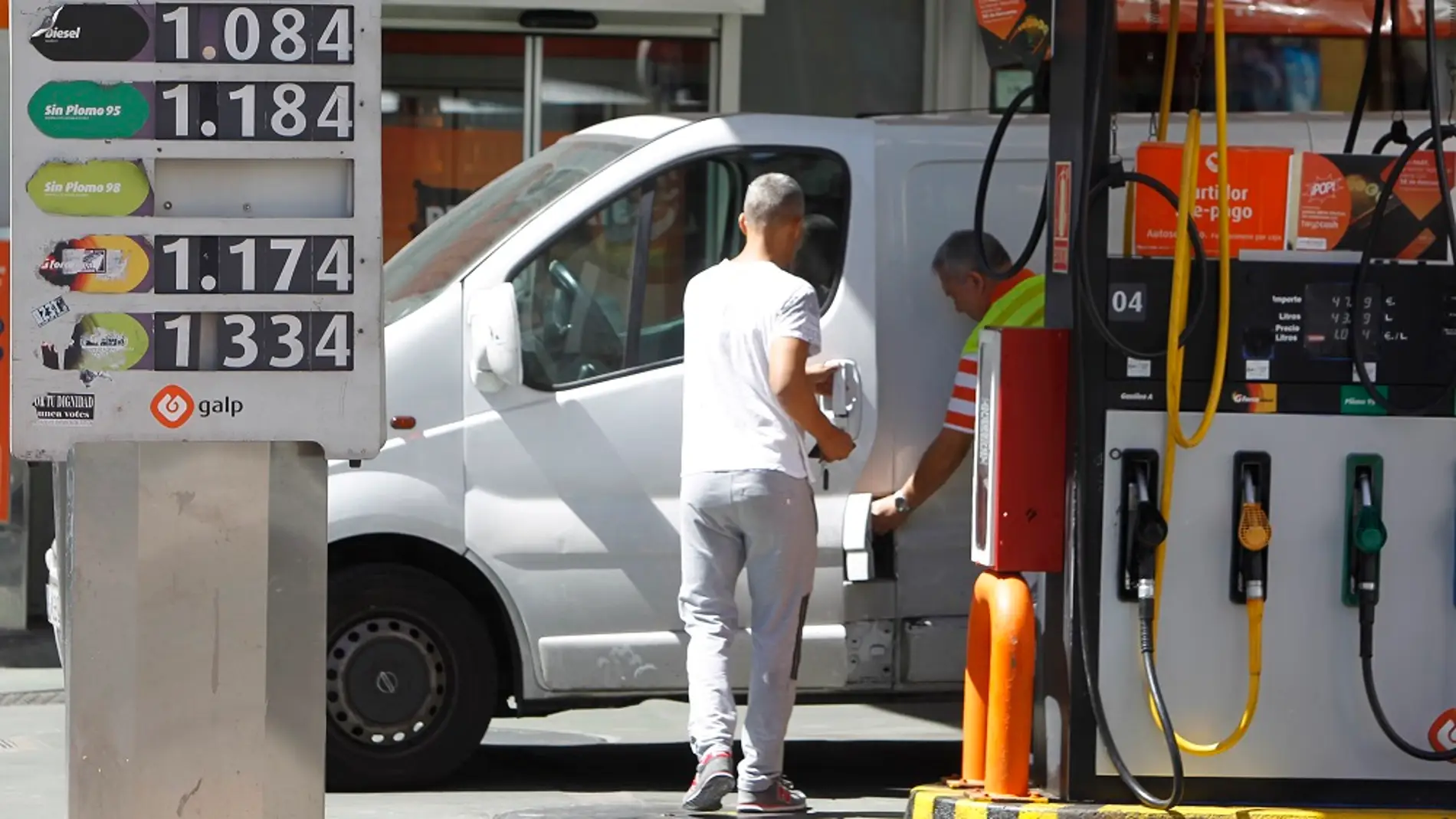 Imagen de archivo de un hombre repostando en una gasolinera española/ EFE/Archivo