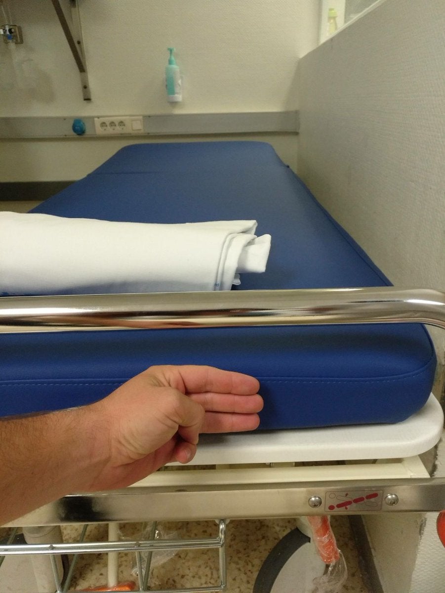 Personal del hospital La Paz pone a la venta en Wallapop camas para protestar por la calidad de los colchones Personal del hospital La Paz pone a la venta en Wallapop camas para protestar por la calidad de los colchones