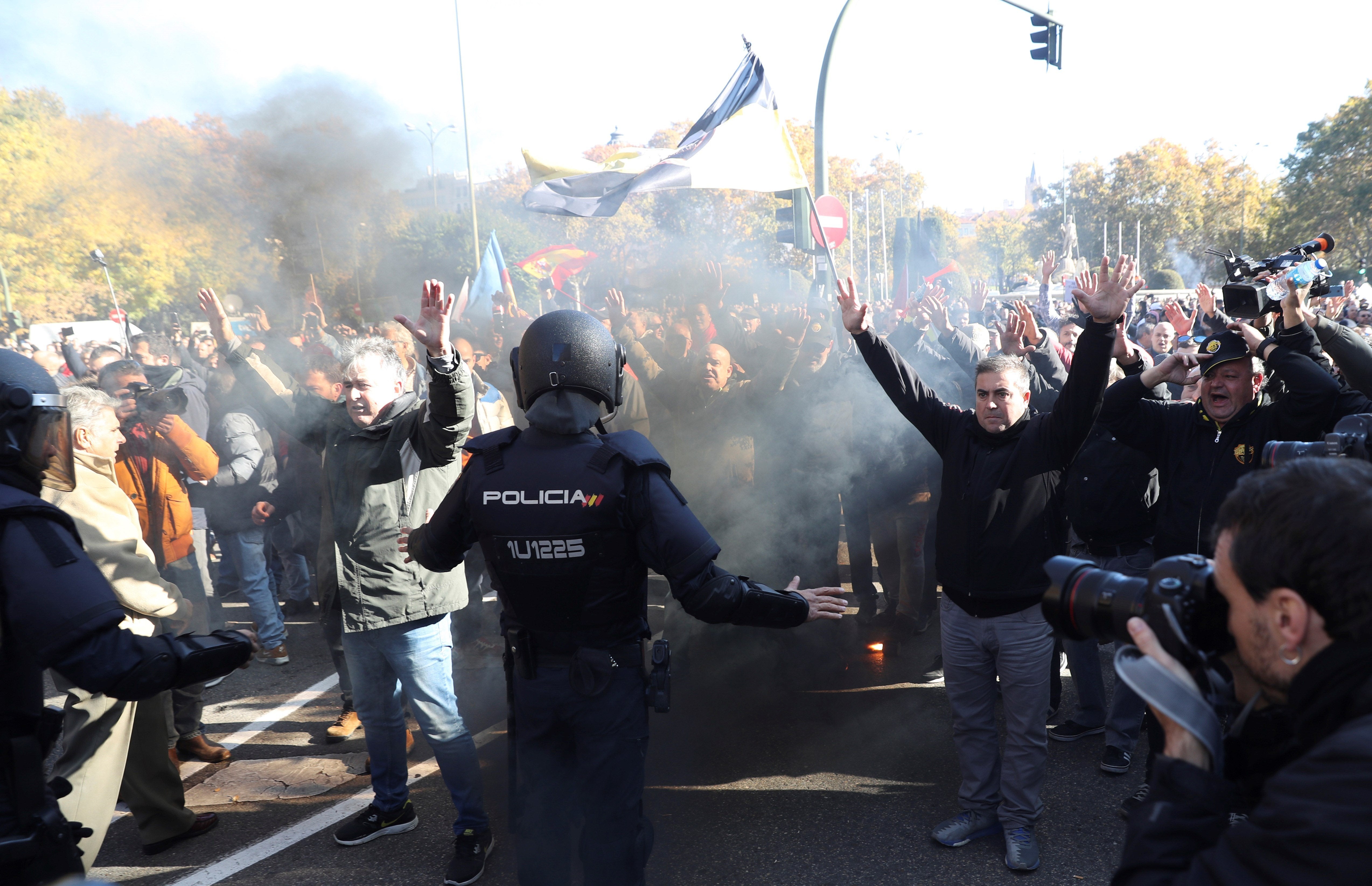 Los antidisturbios cargan contra taxistas que intentaban derribar las vallas que protegen el Congreso Los antidisturbios cargan contra taxistas que intentaban derribar las vallas que protegen el Congreso