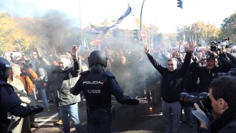 Agentes de la Polic&iacute;a Nacional intervienen con un grupo de taxistas cerca del Congreso