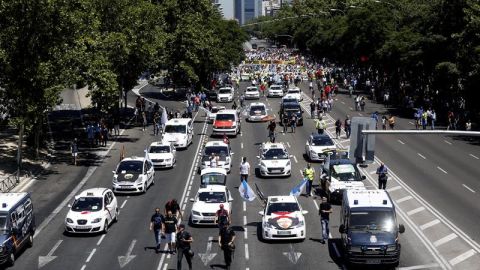 Manifestaci&oacute;n de taxistas en Madrid contra las licencias de veh&iacute;culos VTC