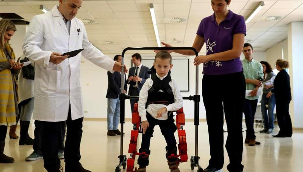 Jens, un niño de 5 años, usa el primer y único exoesqueleto pediátrico portable del mundo
