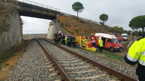 Imagen de los efectivos de Emergencias trabajando en el lugar del descarrilamiento