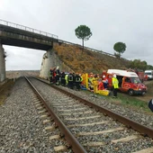 Imagen de los efectivos de Emergencias trabajando en el lugar del descarrilamiento Imagen de los efectivos de Emergencias trabajando en el lugar del descarrilamiento
