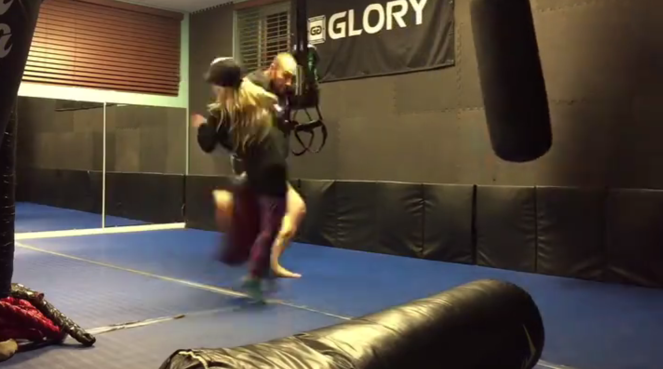 La brutal patada de un luchador de kickboxing a su hija pequeña La brutal patada de un luchador de kickboxing a su hija pequeña