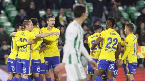 Los jugadores del C&aacute;diz celebran un gol en el Villamar&iacute;n
