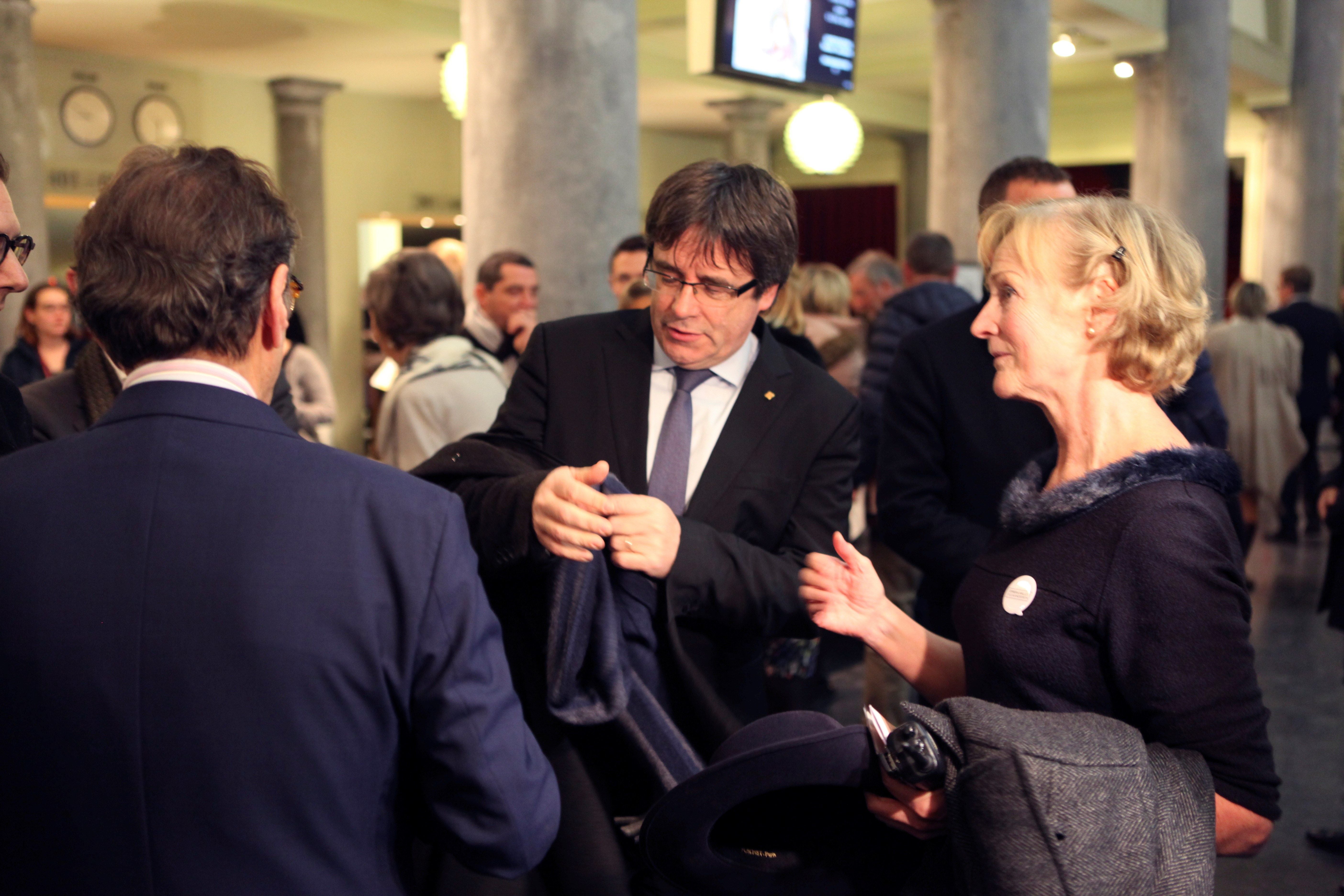 Puigdemont denuncia ante la Fiscalía a dos civiles que le amenazaron desde un tanque Puigdemont denuncia ante la Fiscalía a dos civiles que le amenazaron desde un tanque