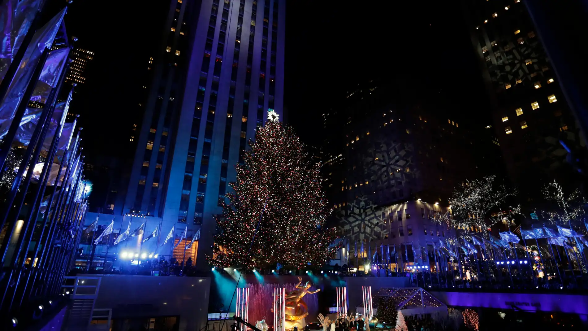 Vista del árbol de Navidad instalado en el Centro Rockefeller en Nueva York