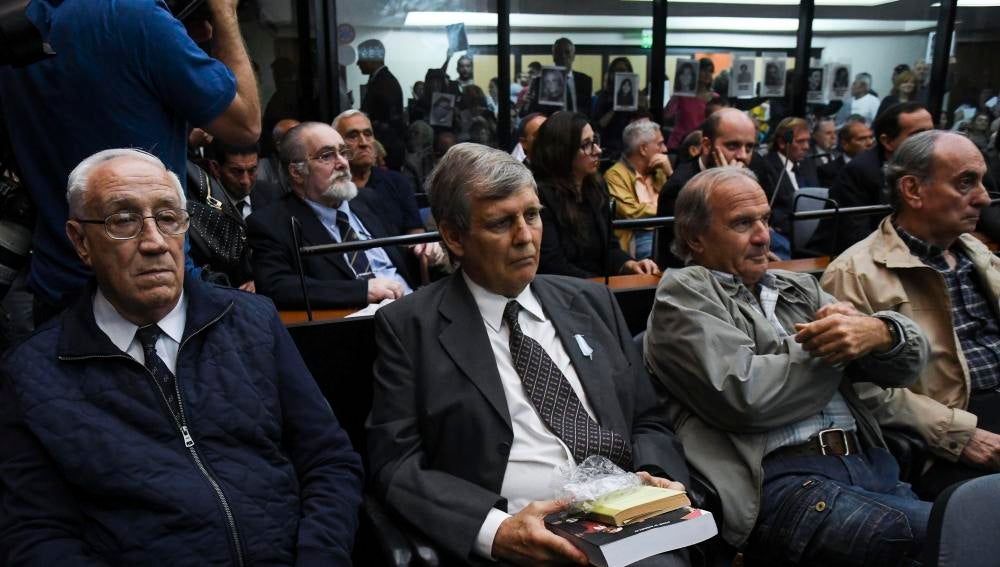 Los exmilitares Jorge Eduardo Acosta y Alfredo Astiz asisten a la lectura del veredicto 
