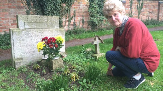 Ann, la mujer que se propuso descubrir quién era el extraño que visitaba la tumba de su hermano desde hacía 70 años Ann, la mujer que se propuso descubrir quién era el extraño que visitaba la tumba de su hermano desde hacía 70 años