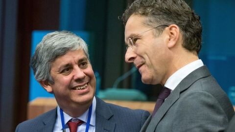El ministro portugu&eacute;s de Finanzas, M&aacute;rio Centeno, con Jeroen Dijsselbloem