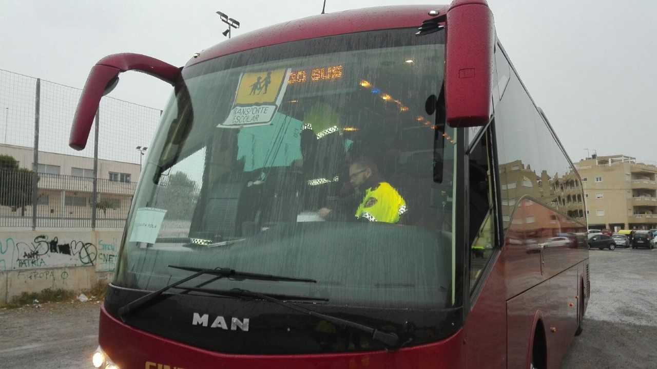 La Policía Local de Santa Pola incoa diligencias contra el conductor de un autobús de transporte escolar por positivo de cocaína La Policía Local de Santa Pola incoa diligencias contra el conductor de un autobús de transporte escolar por positivo de cocaína