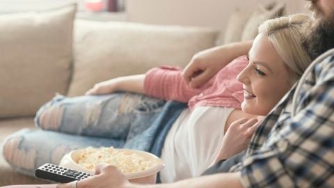 Pareja en el sof&aacute;