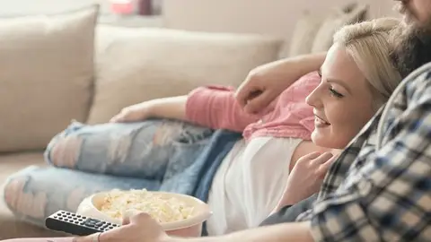 Pareja en el sofá Pareja en el sofá
