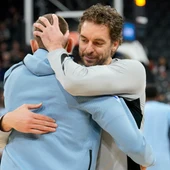 Pau Gasol abraza a Marc en un nuevo duelo entre hermanos en la NBA Pau Gasol abraza a Marc en un nuevo duelo entre hermanos en la NBA