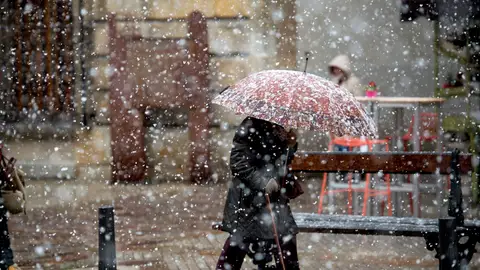 Nieve en Cantabria Una persona camina por una calle de Reinosa, en Cantabria