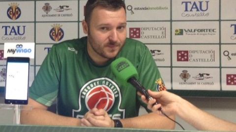 El t&eacute;cnico del Tau, Toni Ten