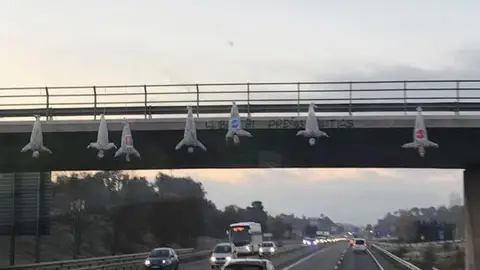 Los muñecos colgados en el puente Los muñecos colgados en el puente