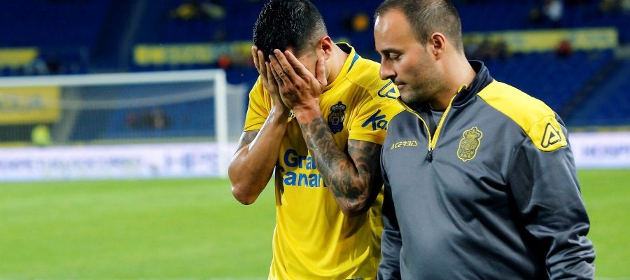 Momento en el que Vitolo abandona el césped lesionado Momento en el que Vitolo abandona el césped lesionado