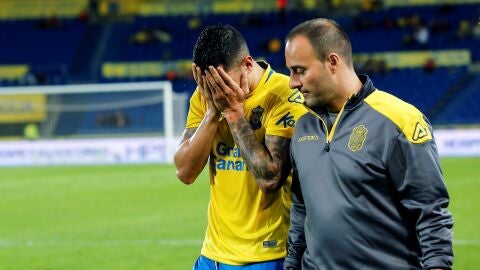Momento en el que Vitolo abandona el c&eacute;sped lesionado