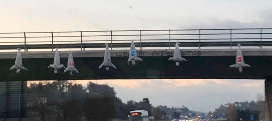 Simulan el asesinato de los votantes de PPC, PSOE y Ciudadanos en un puente de Barcelona Simulan el asesinato de los votantes de PPC, PSOE y Ciudadanos en un puente de Barcelona