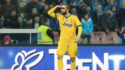 HIgua&iacute;n celebra su gol ante el N&aacute;poles