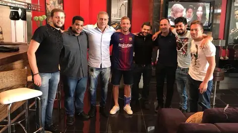 Arthur, en el centro de la imagen con la camiseta del Barça Arthur, en el centro de la imagen con la camiseta del Barça