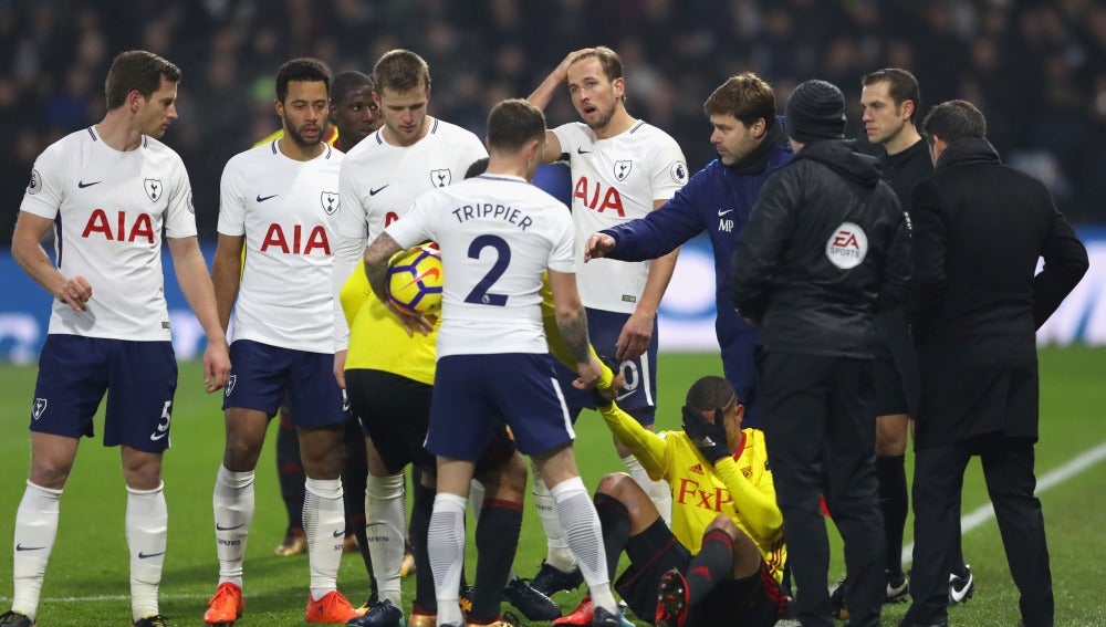 Pochettino intercede en una acción en el partido entre Watford y Tottenham