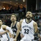 Pau y Marc Gasol se miden en la cancha