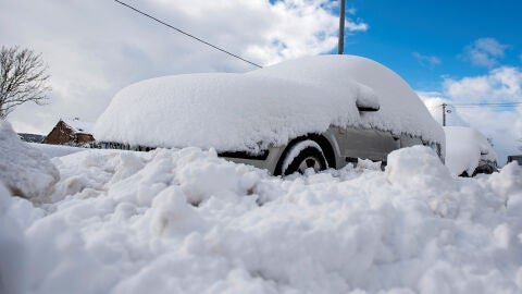 Un coche cubierto de nieve, en la localidad c&aacute;ntabra de Orzales