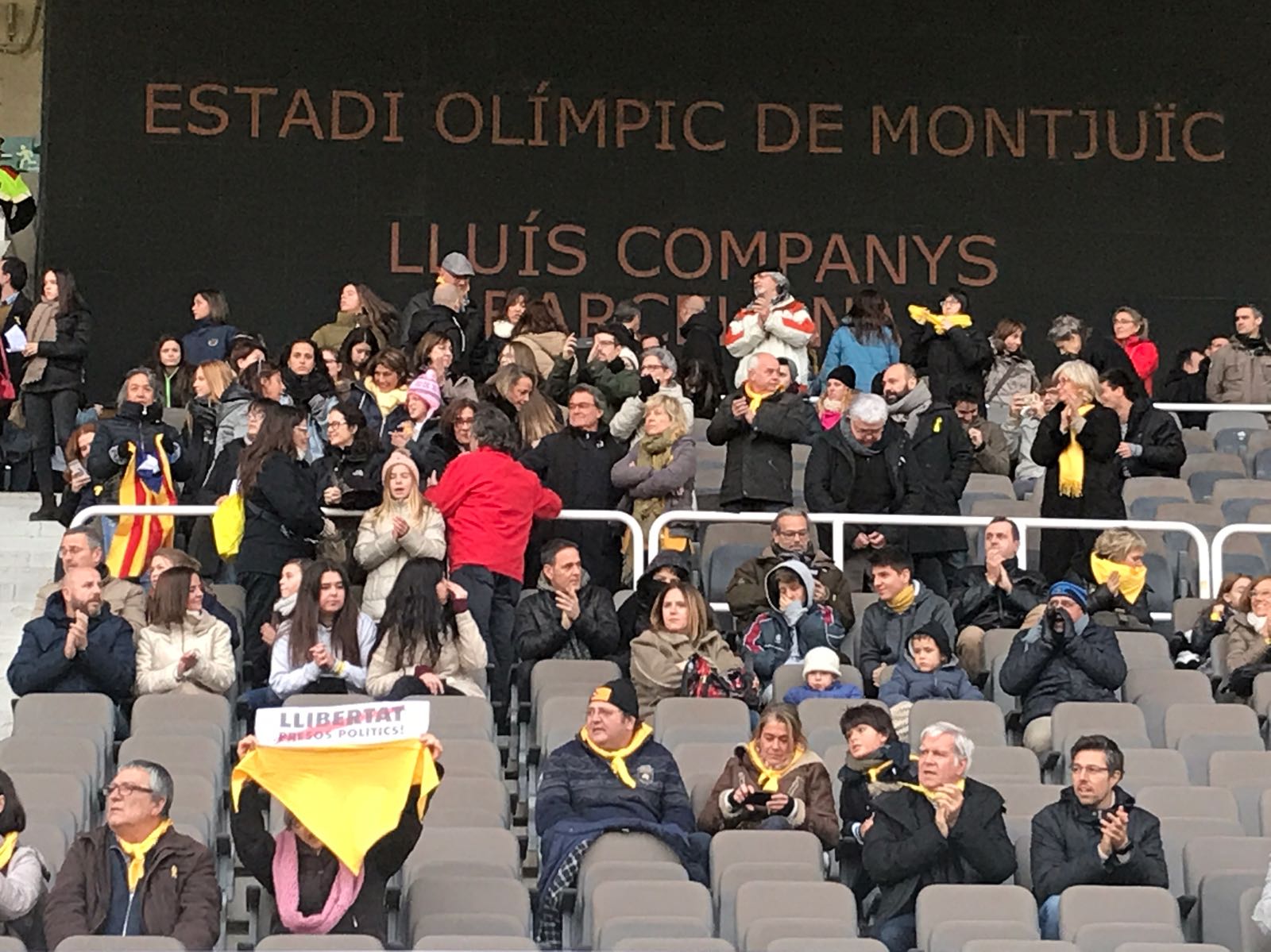 Miles de personas piden libertad para los exconsellers y los 'Jordis' en un concierto organizado por ANC Miles de personas piden libertad para los exconsellers y los 'Jordis' en un concierto organizado por ANC