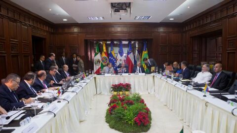 Vista de la reuni&oacute;n de representantes del gobierno y la oposici&oacute;n de Venezuela
