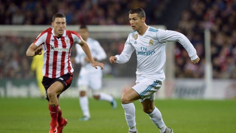 Cristiano Ronaldo controla un bal&oacute;n en San Mam&eacute;s