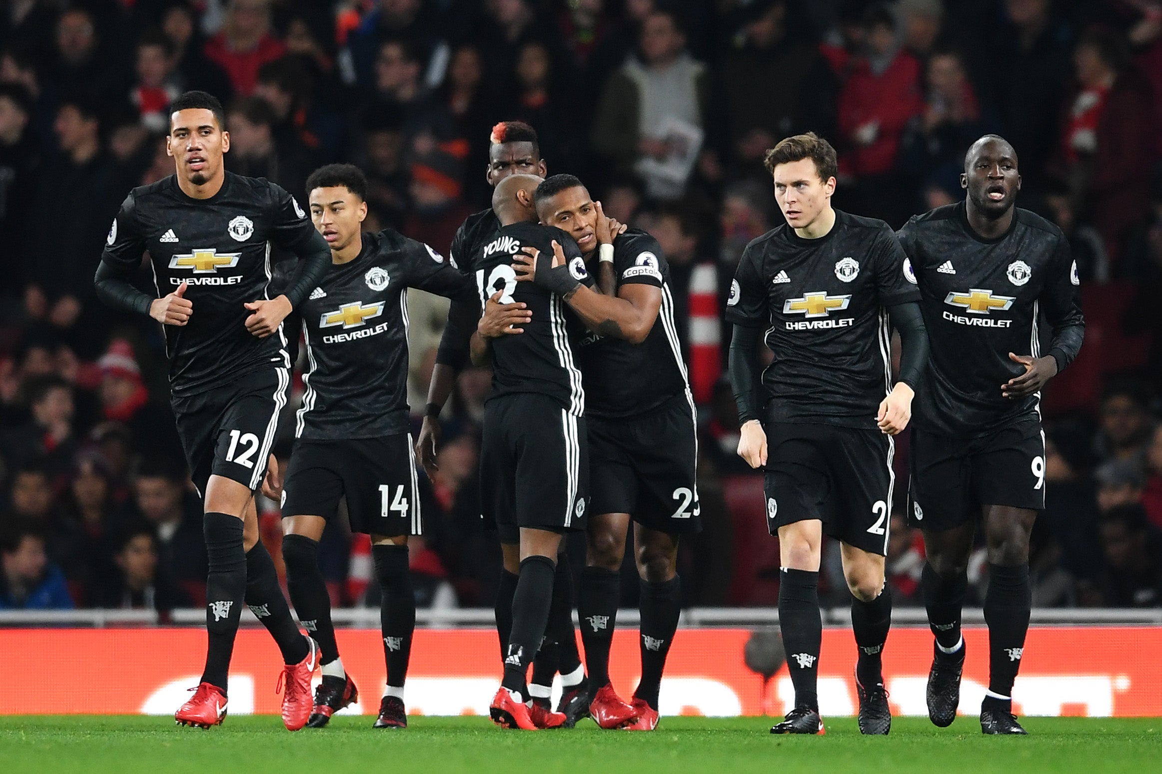 El Manchester United golea en el Emirates al Arsenal y mantiene la puja con el City El Manchester United golea en el Emirates al Arsenal y mantiene la puja con el City
