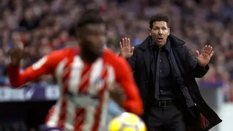 Simeone da indicaciones en la banda del Metropolitano Simeone da indicaciones en la banda del Metropolitano