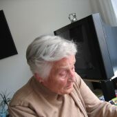 Una mujer anciana leyendo