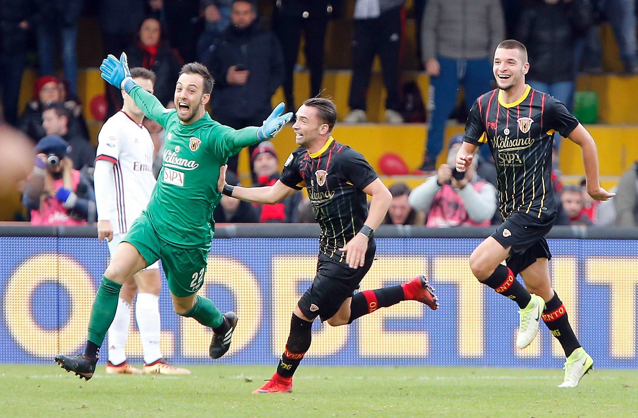 El Benevento hace historia en la Serie A con un gol de su portero en el 95 ante el Milán de Gattuso El Benevento hace historia en la Serie A con un gol de su portero en el 95 ante el Milán de Gattuso