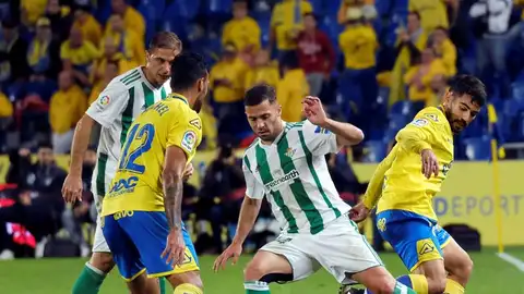 Durmisi conduce el balón ante la mirada de Tana. Durmisi conduce el balón ante la mirada de Tana.