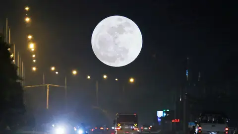 Vista de la "Superluna" en Naypyitaw, Birmania Vista de la "Superluna" en Naypyitaw, Birmania