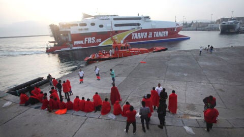 Llegada al puerto de Tarifa de un grupo de inmigrantes rescatados por Salvamento Mar&iacute;timo en una imagen de archivo