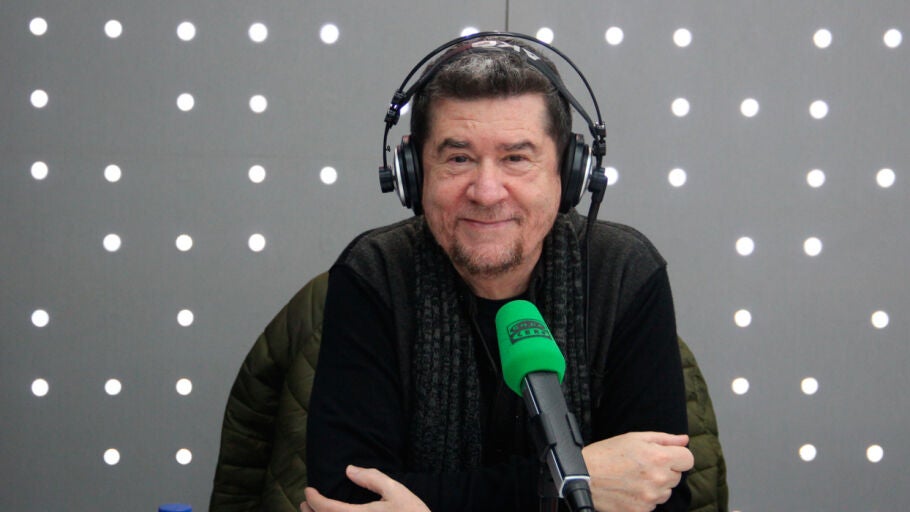 El escritor Carlos Santos en los estudios de Onda Cero