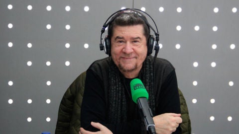 El escritor Carlos Santos en los estudios de Onda Cero