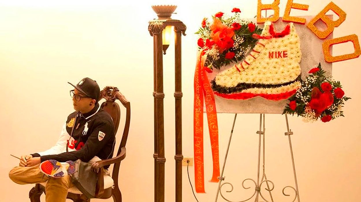 Una funeraria vela a los muertos como si estuvieran vivos colocándolos en posiciones reales Una funeraria vela a los muertos como si estuvieran vivos colocándolos en posiciones reales