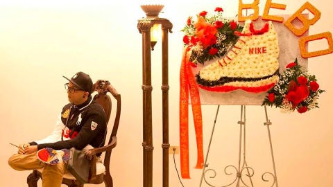 Una funeraria vela a los muertos como si estuvieran vivos coloc&aacute;ndolos en posiciones reales