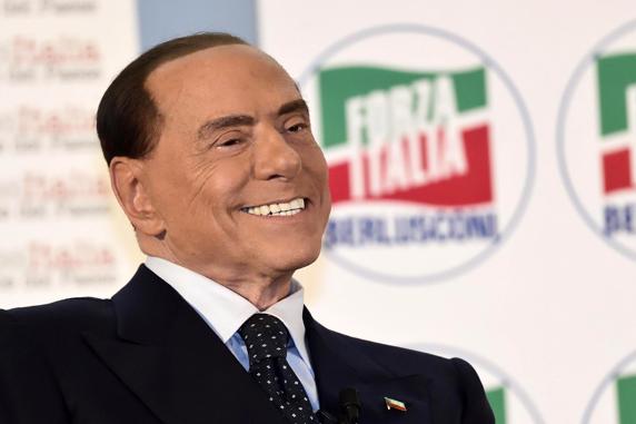Rubén Amón indulta a Silvio Berlusconi: "Cambia el papel de jugador por el de entrenador" Rubén Amón indulta a Silvio Berlusconi: "Cambia el papel de jugador por el de entrenador"