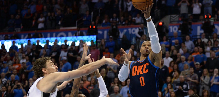 Pau Gasol trata de frenar a Russell Westbrook Pau Gasol trata de frenar a Russell Westbrook